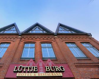 Hotel Lüttje Burg - Luetjenburg - Building