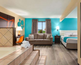 Howard Johnson by Wyndham Waterloo/Cedar Falls - Waterloo - Bedroom