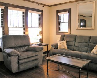 Spacious and secluded 7-bedroom lake front retreat. - Syracuse - Sala de estar