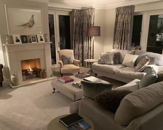 Stunning countryside house in West Sussex with outdoor pool (summer only) - Billingshurst - Living room