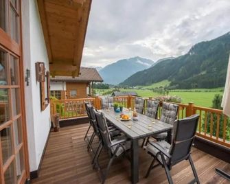 Cozy Chalet with 4 Bathrooms near Königsleiten - Wald Im Pinzgau - Balcony