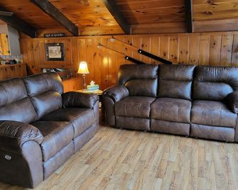 Perfect Location !! One Mile From North Conway With A Secluded Feel !! - Conway - Salon