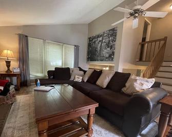 Comforts of Home ~ Large Family, West Chester, Ohio - West Chester - Living room