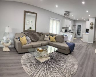 Cozy & bright upper unit; 3BD with workspace; free parking; private laundry - Windsor - Living room