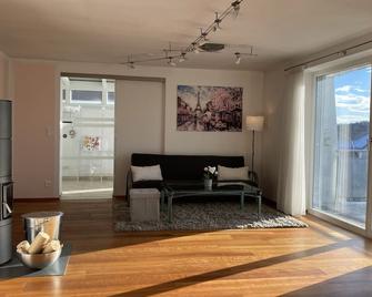 Luxus Wohnung - Luxushaus, 120 qm in Laaber bei Regensburg mit Balkon, Terrasse & Garten, gute Zuganbindung - Laaber - Sala de estar