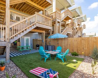 Shared Heated Pool, Gulf Views, Beach Boardwalk and Golf Cart Included - Port Aransas - Patio