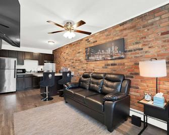 Peaceful & Central Abode ~ Wifi ~ Pet Friendly! - Sterling Heights - Living room