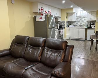 Excellent Location, Luxurious Apartment for Tourists and Bus. People - Brampton - Living room