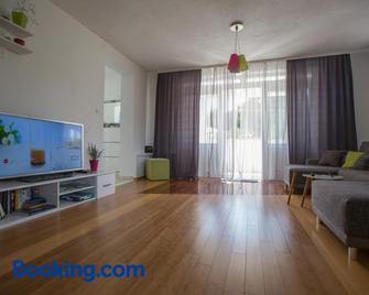 Luxury Apartment with Heating Pool - Bilice - Wohnzimmer