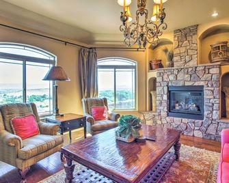 Spacious Grand Junction Home with Mountain View - Fruita - Living room
