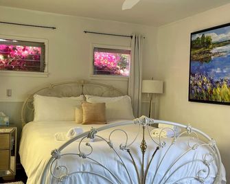 Ocean View Laguna Beach Cottage, Private Garden 700ft to 1000 Steps Beach entry - Laguna Beach - Bedroom