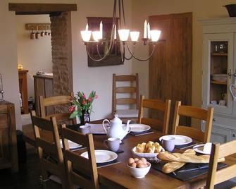 Stone Cottage with Pool & EV charger - heart of Burgundy/Champagne countryside - Boudreville - Comedor