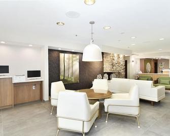 Fairfield Inn and Suites by Marriott Portland Airport - Portland - Living room