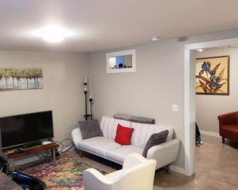 New, convenient downtown apartment - Winooski - Living room