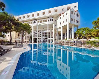 Amara Family Resort - Side - Pool