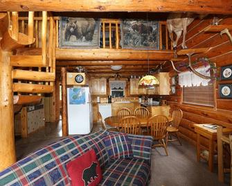Unique Alaskan log home in trees & wild flowers on 14-acre private homestead. - Anchor Point - Dining room