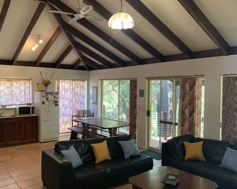 Tranquil Getaway in Old Dunsborough - Dunsborough - Living room