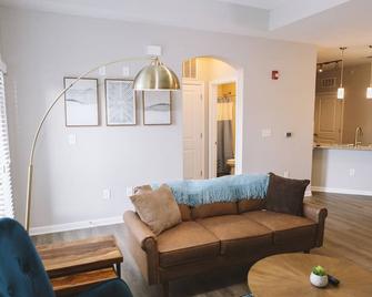 Zionsville Luxury 1BR w/ Balcony - Zionsville - Living room