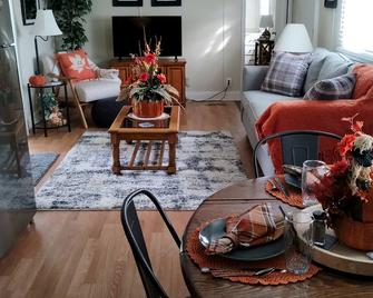 Cozy country home, Pet friendly! - Dryden - リビングルーム
