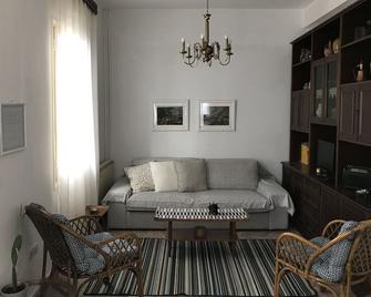 Vintage House (4min From The Port On Foot) - Skopelos - Sala de estar