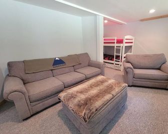 Spacious 4-bedroom house w/Hot Tub near Sugarloaf with AC, WiFi, bonus room - Carrabassett Valley - Sala de estar
