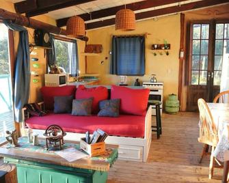 Beautiful mud house in Villa Serrana with WIFI - La Floresta - Living room