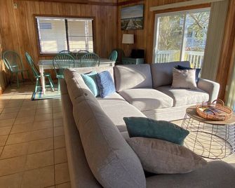 Corolla-Ocean Side-Sweet Caroline-3 BR, 2 Bath - Corolla - Living room