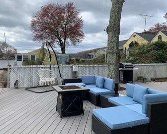 Lakefront Level Lot Home With A Private Deck/Dock W/ 2 Kayaks & Paddle Boards - Lake Hopatcong - Balcony