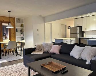 Updated 2 Bed 2 Bath Ski In Ski Out with King Beds, Hot Tub, Private Balcony - Steamboat Springs - Oturma odası