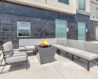 Home2 Suites by Hilton Paris - Париж - Патіо