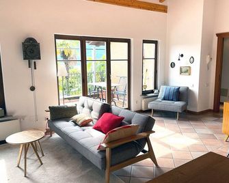 Beautiful vacation apartment with lake view - Bieno - Sala de estar