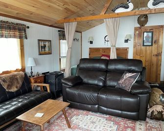A Little Camp with Big Views & Amazing Sunsets Right On Moosehead Lake - Greenville - Wohnzimmer