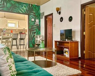 Tropical 2BR Retreat in the heart Georgetown - Georgetown - Living room