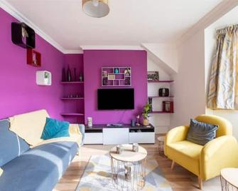 cosy 1 bedroom flat near Barking town centre - Barking - Living room