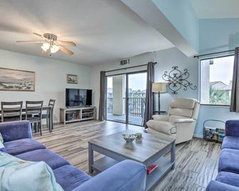Beachside St Augustine Resort Condo, 6 Mi to Dtwn! - Saint Augustine Beach - Wohnzimmer