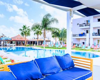 Yiannis Manos Hotel Resort - Mália