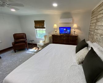 Whiffletree Farmhouse just 2 mins off I-26 & 8 mins from downtown Spartanburg! - Roebuck - Bedroom