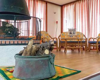Gorgeous home in Derveni with kitchen - Derveni - Sala de estar