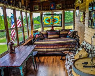 for fall Why would you want to stay here? Here's 5 good reasons. - Hart - Sala de estar