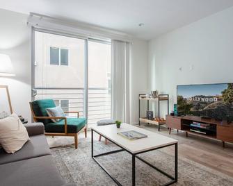 Rad Westwood 1BR w/ W/D, rooftop, walk to Century City by Blueground - Los Angeles - Sala de estar