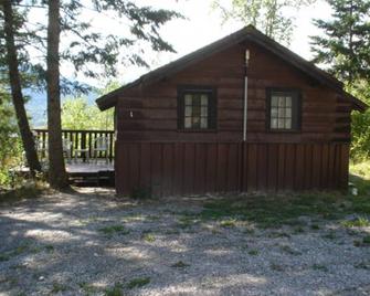Bungalow #1 sleeps 3 - Brisco - Building