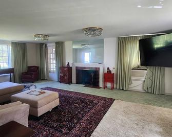 Elite historic Atherton estate centrally located and 2.4 miles from stadium. - State College