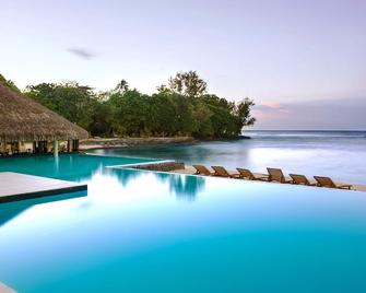 Breakas Beach Resort - Port Vila - Pool