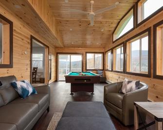 Modern Mountain House 5Bd/3Ba, HotTub, 4 Season Room, 5 min from Windham Mtn - Hensonville - Sala de estar