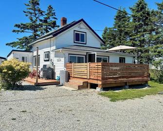 Cozy Getaway! - Oceanview Nova Scotian Sailor's Cottage with Modern Amenities - Yarmouth - Budova