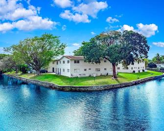 Water Front Condo - First Floor - Palm Wave Says - Coconut Creek - Havuz