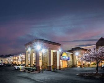Days Inn by Wyndham Charlottesville/University Area - Charlottesville - Gebäude
