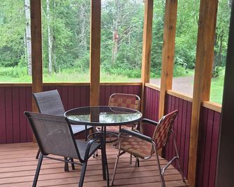 Right on the Tuscobia Trail Cozy 2-bedroom cabin in Winter with WiFi, AC - Winter - Balcony