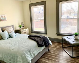 5br Niagara Getaway Prime Location-Sleeps 10 - Niagara Falls - Bedroom