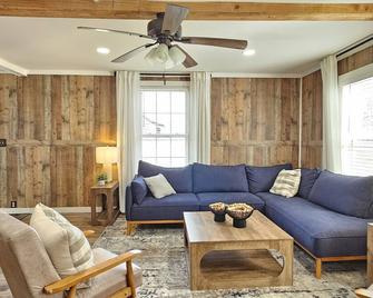 Charming Farmhouse in Oneonta, NY, 2 Mins away from Cooperstown All Star Village - Oneonta - Huiskamer